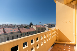 
                                                                                        Vente
                                                                                         Nice – Carré d’Or : Charmant 3 pièces de 88 m² niché au dernier étage d’une élégante résidence bourgeoise.