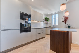 
                                                                                        Vente
                                                                                         Nice – Carré d’Or : Charmant 3 pièces de 88 m² niché au dernier étage d’une élégante résidence bourgeoise.