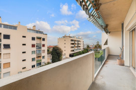 
                                                                                        Vente
                                                                                         Nice - Caucade -Joli 4 pièces en étage avec terrasse et vue mer