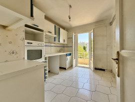 Vente
Nice Cimiez - 3/4 pièces d'angle en étage élevé à rénover