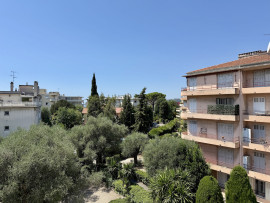 Vente
Nice Cimiez - 3/4 pièces d'angle en étage élevé à rénover