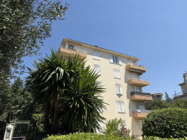 Vente
Nice Cimiez - 3/4 pièces d'angle en étage élevé à rénover