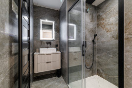 
                                                                                        Vente
                                                                                         Nice - Cimiez - 3 pièces de 84,69 m² entièrement rénové avec terrasse et garage