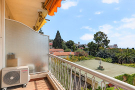 
                                                                                        Vente
                                                                                         Nice - Cimiez Appartement traversant  de 2 pièces avec terrasse vue mer