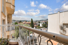 
                                                                                        Vente
                                                                                         Nice - Cimiez Appartement traversant  de 2 pièces avec terrasse vue mer