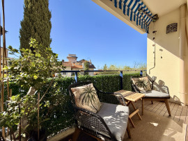 
                                                                                        Vente
                                                                                         Nice Cimiez - Beau 3 pièces 72m2 refait à neuf avec terrasse et aperçu mer dans résidence recherchée avec parc