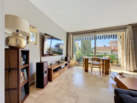 
                                                                                        Vente
                                                                                         Nice Cimiez - Beau 3 pièces 72m2 refait à neuf avec terrasse et aperçu mer dans résidence recherchée avec parc