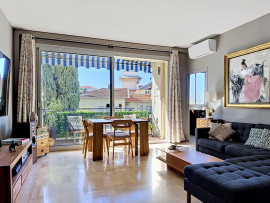 
                                                                                        Vente
                                                                                         Nice Cimiez - Beau 3 pièces 72m2 refait à neuf avec terrasse et aperçu mer dans résidence recherchée avec parc