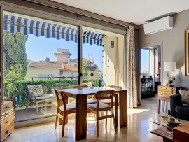 
                                                                                        Vente
                                                                                         Nice Cimiez - Beau 3 pièces 72m2 refait à neuf avec terrasse et aperçu mer dans résidence recherchée avec parc