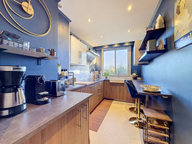 
                                                                                        Vente
                                                                                         Nice Cimiez - Beau 3 pièces 72m2 refait à neuf avec terrasse et aperçu mer dans résidence recherchée avec parc