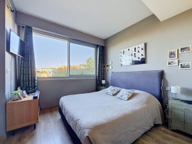 
                                                                                        Vente
                                                                                         Nice Cimiez - Beau 3 pièces 72m2 refait à neuf avec terrasse et aperçu mer dans résidence recherchée avec parc