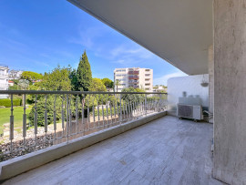 
                                                                                        Vente
                                                                                         Nice Cimiez - Dans résidence luxueuse proche centre ville, beau 3 pièces avec terrasse et vue dégagée sur la mer et le parc