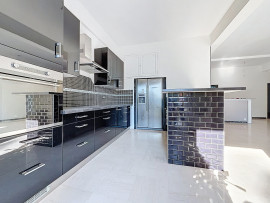 
                                                                                        Vente
                                                                                         Nice Cimiez - Idéal familles - 4 pièces en  RDJ