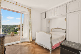 
                                                                                        Vente
                                                                                         Nice Cimiez - Rare - 2 pièces 57m2 et 90m2 de terrasse au dernier étage d'une résidence de standing