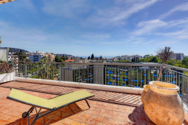 
                                                                                        Vente
                                                                                         Nice Cimiez - Rare - 2 pièces 57m2 et 90m2 de terrasse au dernier étage d'une résidence de standing