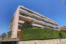 
                                                                                        Vente
                                                                                         Nice Cimiez - Rare - 2 pièces 57m2 et 90m2 de terrasse au dernier étage d'une résidence de standing