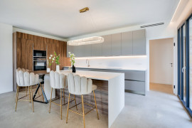 
                                                                                        Vente
                                                                                         Nice - Col des Quatres Chamins - Magnifique maison 9 pièces de 395 m² entièrement rénovée avec piscine