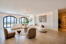 
                                                                                        Vente
                                                                                         Nice - Col des Quatres Chamins - Magnifique maison 9 pièces de 395 m² entièrement rénovée avec piscine