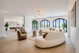 
                                                                                        Vente
                                                                                         Nice - Col des Quatres Chamins - Magnifique maison 9 pièces de 395 m² entièrement rénovée avec piscine
