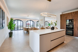 
                                                                                        Vente
                                                                                         Nice - Col des Quatres Chamins - Magnifique maison 9 pièces de 395 m² entièrement rénovée avec piscine