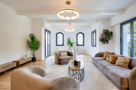 
                                                                                        Vente
                                                                                         Nice - Col des Quatres Chamins - Magnifique maison 9 pièces de 395 m² entièrement rénovée avec piscine