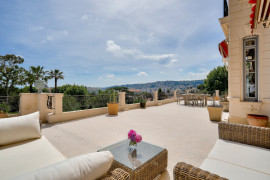 Vente
Nice - Exceptionnel appartement rénové dans un ancien Palace de Cimiez