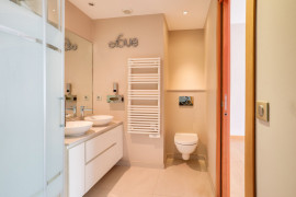 Vente
Nice - Exceptionnel appartement rénové dans un ancien Palace de Cimiez
