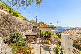 
                                                                                        Vente
                                                                                         Nice - Falicon - Jolie maison 4 pièces de 95 m² rénové avec terrasse, jardin et vue sur les collines et la mer