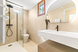 
                                                                                        Vente
                                                                                         Nice - Falicon - Jolie maison 4 pièces de 95 m² rénové avec terrasse, jardin et vue sur les collines et la mer