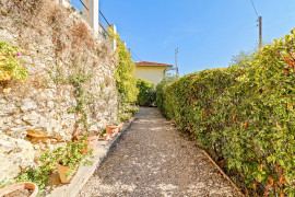 
                                                                                        Vente
                                                                                         Nice - Falicon - Jolie maison 4 pièces de 95 m² rénové avec terrasse, jardin et vue sur les collines et la mer