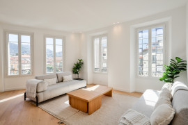 Vente
Nice - Le Port - Grand 5 pièces de 136 m² en étage élevé et entièrement rénové