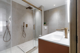 
                                                                                        Vente
                                                                                         Nice - Promenade des anglais - Magnifique 4 pièces traversant de 115m2 entièrement rénové avec vue mer