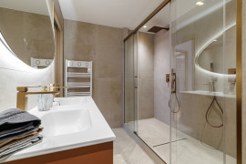 
                                                                                        Vente
                                                                                         Nice - Promenade des anglais - Magnifique 4 pièces traversant de 115m2 entièrement rénové avec vue mer