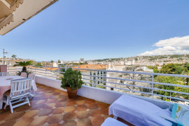 Vente
Nice - Rare à la vente – Spacieux 3/4 pièces en dernier étage avec vue mer, quartier Cimiez