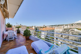 Vente
Nice - Rare à la vente – Spacieux 3/4 pièces en dernier étage avec vue mer, quartier Cimiez