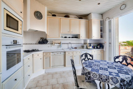 Vente
Nice - Rare à la vente – Spacieux 3/4 pièces en dernier étage avec vue mer, quartier Cimiez