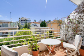 Vente
Nice - Rare à la vente – Spacieux 3/4 pièces en dernier étage avec vue mer, quartier Cimiez