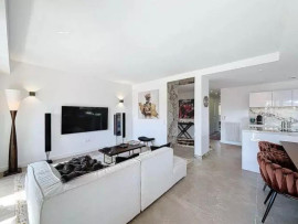 
                                                                                        Vente
                                                                                         Nice Rimiez - Superbe 4 pièces 98m2 entièrement rénové avec vue dégagée sur la verdure et proche des commodités.