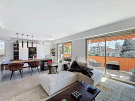 
                                                                                        Vente
                                                                                         Nice Rimiez - Superbe 4 pièces 98m2 entièrement rénové avec vue dégagée sur la verdure et proche des commodités.