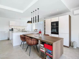 
                                                                                        Vente
                                                                                         Nice Rimiez - Superbe 4 pièces 98m2 entièrement rénové avec vue dégagée sur la verdure et proche des commodités.