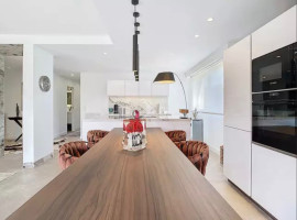 
                                                                                        Vente
                                                                                         Nice Rimiez - Superbe 4 pièces 98m2 entièrement rénové avec vue dégagée sur la verdure et proche des commodités.