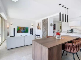 
                                                                                        Vente
                                                                                         Nice Rimiez - Superbe 4 pièces 98m2 entièrement rénové avec vue dégagée sur la verdure et proche des commodités.