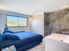 
                                                                                        Vente
                                                                                         Nice Rimiez - Superbe 4 pièces 98m2 entièrement rénové avec vue dégagée sur la verdure et proche des commodités.