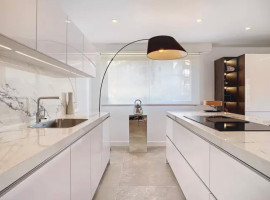 
                                                                                        Vente
                                                                                         Nice Rimiez - Superbe 4 pièces 98m2 entièrement rénové avec vue dégagée sur la verdure et proche des commodités.