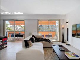 
                                                                                        Vente
                                                                                         Nice Rimiez - Superbe 4 pièces 98m2 entièrement rénové avec vue dégagée sur la verdure et proche des commodités.