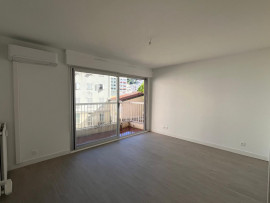 
                                                                                        Location
                                                                                         NICE SAINT ROCH - Studio climatisé avec balcon
