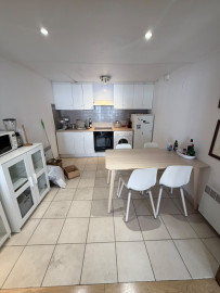 
                                                                                        Location
                                                                                         Paris 11e — Appartement 2 pièces meublé