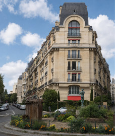
                                                                                        Vente
                                                                                         Paris 16e – Avenue Adrien Hébrard – Chambre de service / studio au 8e étage avec ascenseur