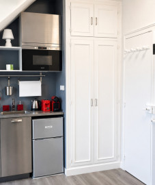 
                                                                                        Vente
                                                                                         Paris 16e – Avenue Adrien Hébrard – Chambre de service / studio au 8e étage avec ascenseur