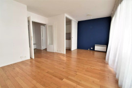 
                                                                                        Vente
                                                                                         PARIS XV - COMMERCE/THEATRE - DEUX PIECES